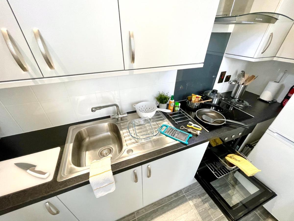 Modern Family Apartment Free Parking And Gym By Beach 본머스 외부 사진
