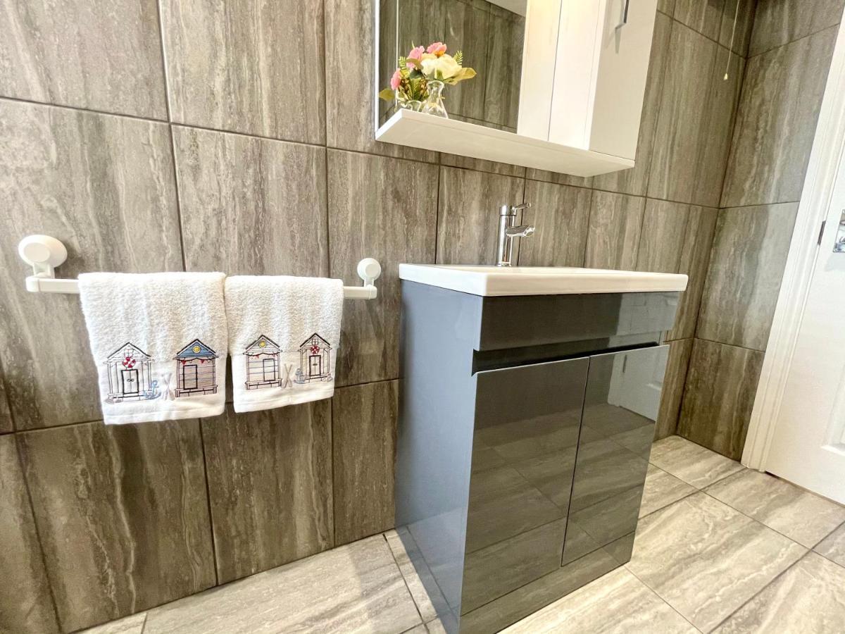 Modern Family Apartment Free Parking And Gym By Beach 본머스 외부 사진